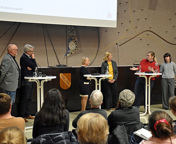 Über das Thema Toleranz im Straßenverkehr diskutieren die Expertinnen und Experten auf dem Podium.