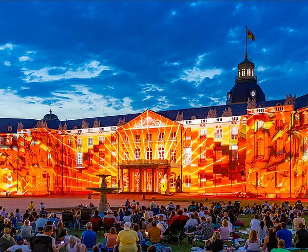Die Schlosslichtspiele - hier mit der Arbeit "MIRAGE" von Henry Hu, die den mit 5.000 Euro dotierten Publikumspreis des BBBank Awards am Eröffnungstag gewann.