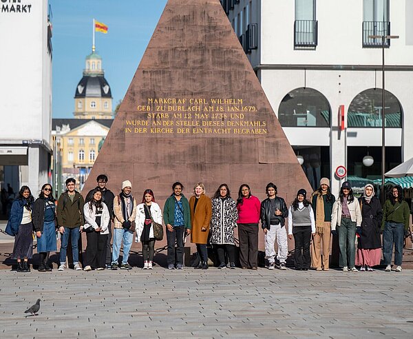 Prof. Dr. Anke Karmann-Woessner, Leiterin des Stadtplanungsamts, begrüßt die Gäste aus Mumbai auf dem Karlsruher Marktplatz.