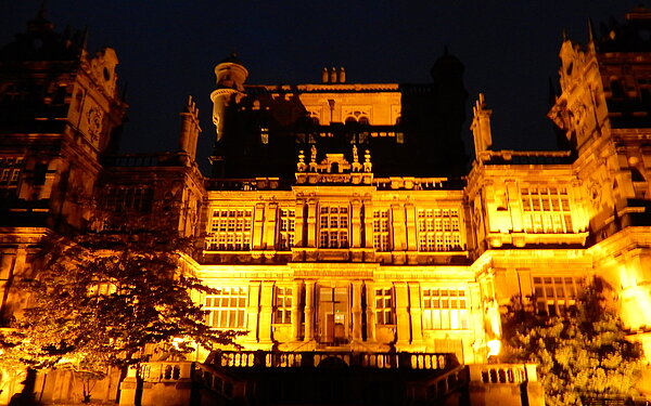 Wollaton Hall beleuchtet bei Nacht