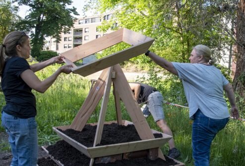 Erdbeerpyramide wird aufgebaut
