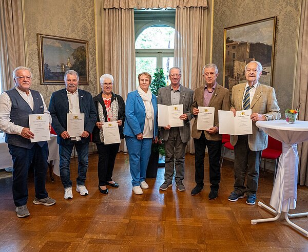 Engagement gewürdigt: EB Luczak-Schwarz (Mitte) überreichte die Landesehrennadeln an Bernd Ruf, HansHückel, Margit Kolb, Jürgen Gröbel, Joachim Unser-Nad und Günther Krennrich (v.l.).