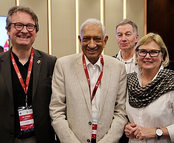 Erläuterten im „Narsee Monjee Institute of Management Studies“ (NMIMS) den Transformationsprozess in Thane Belapur (v.l.): Prof. Dr.-Ing. Jan Riel, Hochschule Karlsruhe, Projektkoordinator Murad Futehally, Dr. Eberhard Fischer, Leiter der Stabstelle für Außenbeziehungen und Strategisches Marketing, und Prof. Dr.-Ing. Anke Karmann-Woessner, Leiterin Stadtplanungsamt Karlsruhe.