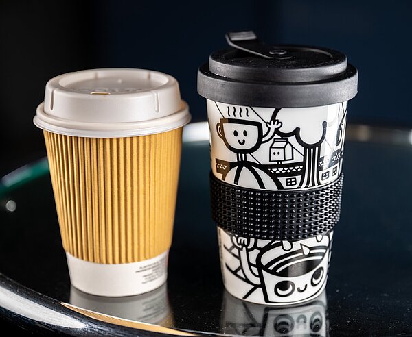 Mehrweg statt Einweg ist auch ein Weg: wie etwa mit dem Fächerbecher, den die KME bereitstellt. 