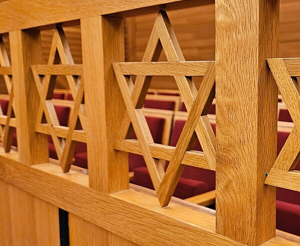 Holzbrüstung mit Davidsternen