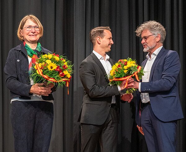 Wechsel in Grötzingen: Oberbürgermeister Dr. Frank Mentrup verabschiedet Ortsvorsteherin Karen Eßrich und führt ihren Nachfolger Jens Jägle in sein Amt ein.
