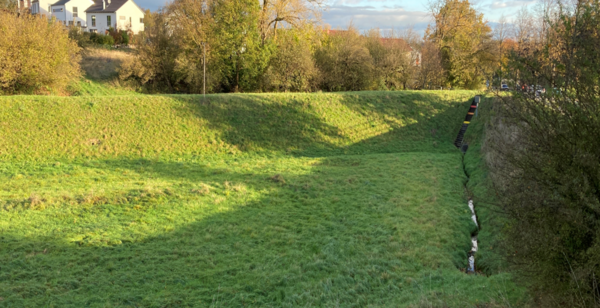 Das Foto zeigt das Hochwasserrückhaltebecken Zennerklamm in Stupferich