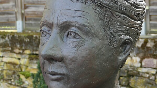 "Entschlossenheit, ein offener Blick und Durchsetzungskraft". Diese Eigenschaften legte Künstlerin Bronislawa von Podewils in das Portrait der bedeutenden Juristin.