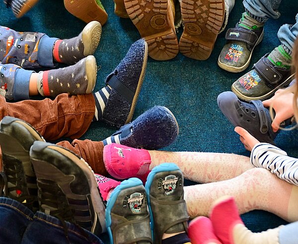 Kinderfüße bilden Kreis