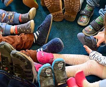 Kinderfüße bilden Kreis