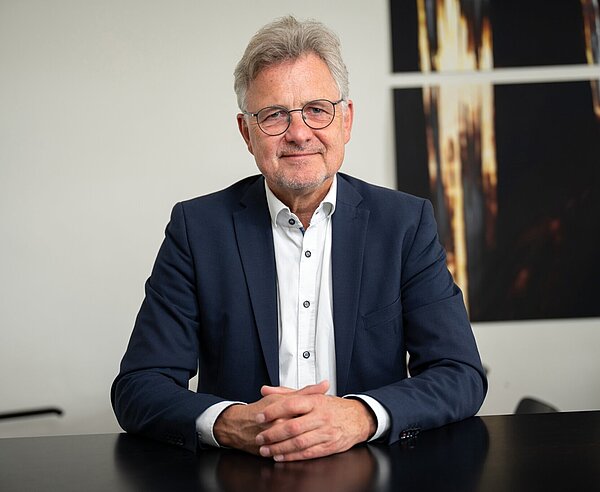 Porträt von OB Frank Mentrup am Schreibtisch