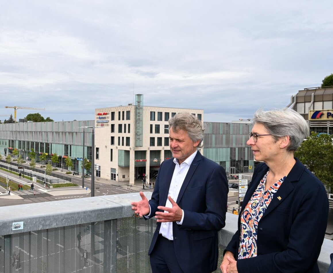OB Mentrup, Staatssekretärin Zimmer, Professoren der Hochschule Karlsruhe und die Amtsleitung des Stadtbauamts stehen auf der Aussichtsplattform K-Punkt mit Blick auf die Kreuzung am Ettlinger Tor