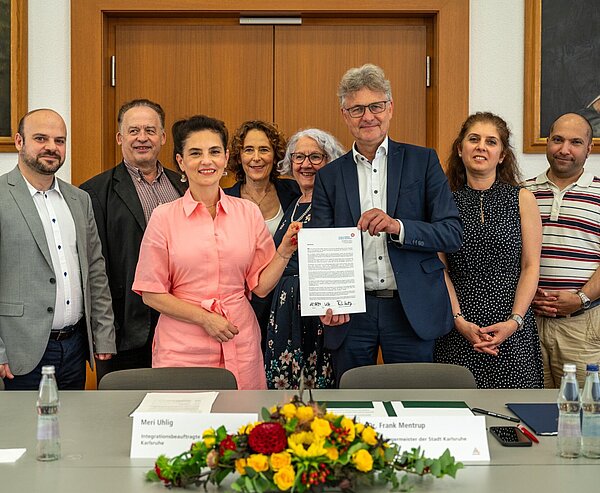 Oberbürgermeister Dr. Frank Mentrup unterzeichnet die Erklärung "Unsere Städte, unsere Stimmen"