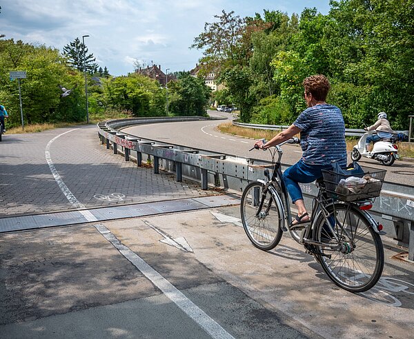 Fuß- und Radweg auf der Brücke zwischen Weiherfeld und Beiertheim