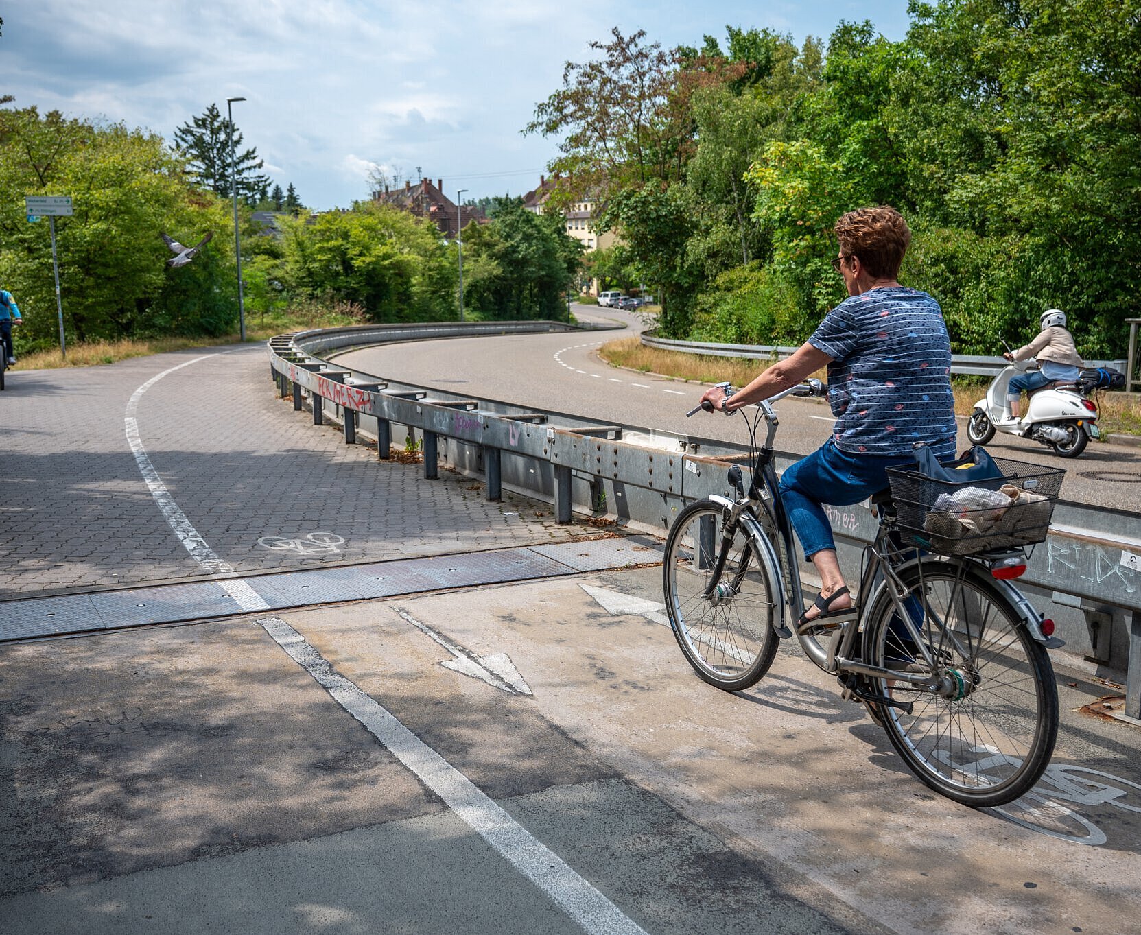 Fuß- und Radweg auf der Brücke zwischen Weiherfeld und Beiertheim