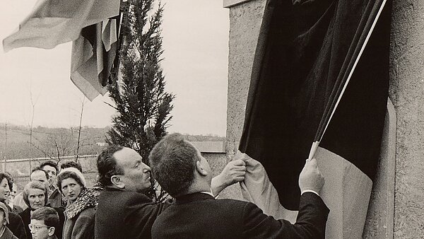 Einweihung des Friedhofs 1963, Enthüllung der Gedenkplatte, Zweiter von rechts der Karlsruher Oberbürgermeister Günther Klotz