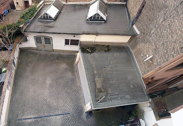 2014 war der Hof durch Steine versiegelt.