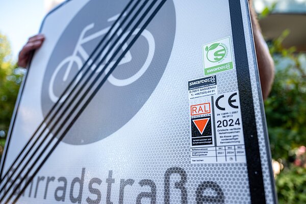 Wiederaufbereitetes Verkehrszeichen (erkennbar an dem grünen Siegel)