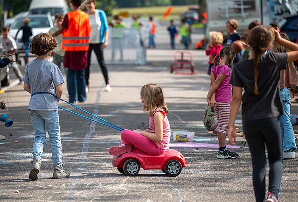 Straße mit spielenden Kindern