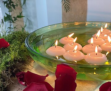 Schwimmkerzen in einer Schale