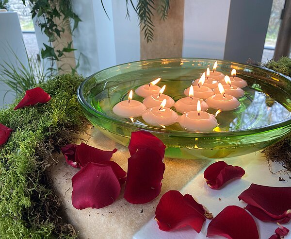 Schwimmkerzen in einer Schale