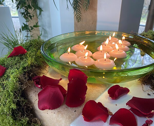 Schwimmkerzen in einer Schale