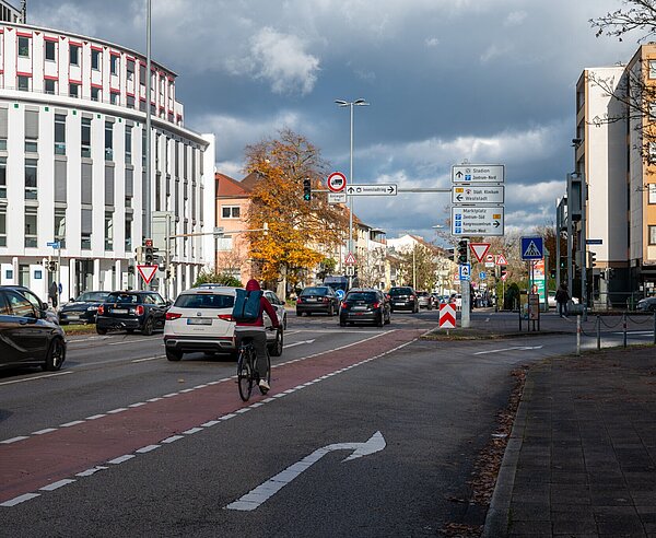 Kreuzung Kriegstraße/Brauertraße mit Apeln und Verkehr