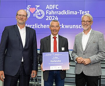 Bürgermeister Dr. Martin Lenz nimmt die Auszeichnung für den dritten Platz beim Fahrradklimatest vom ADFC-Bundesvorsitzenden Frank Masurat entgegen.