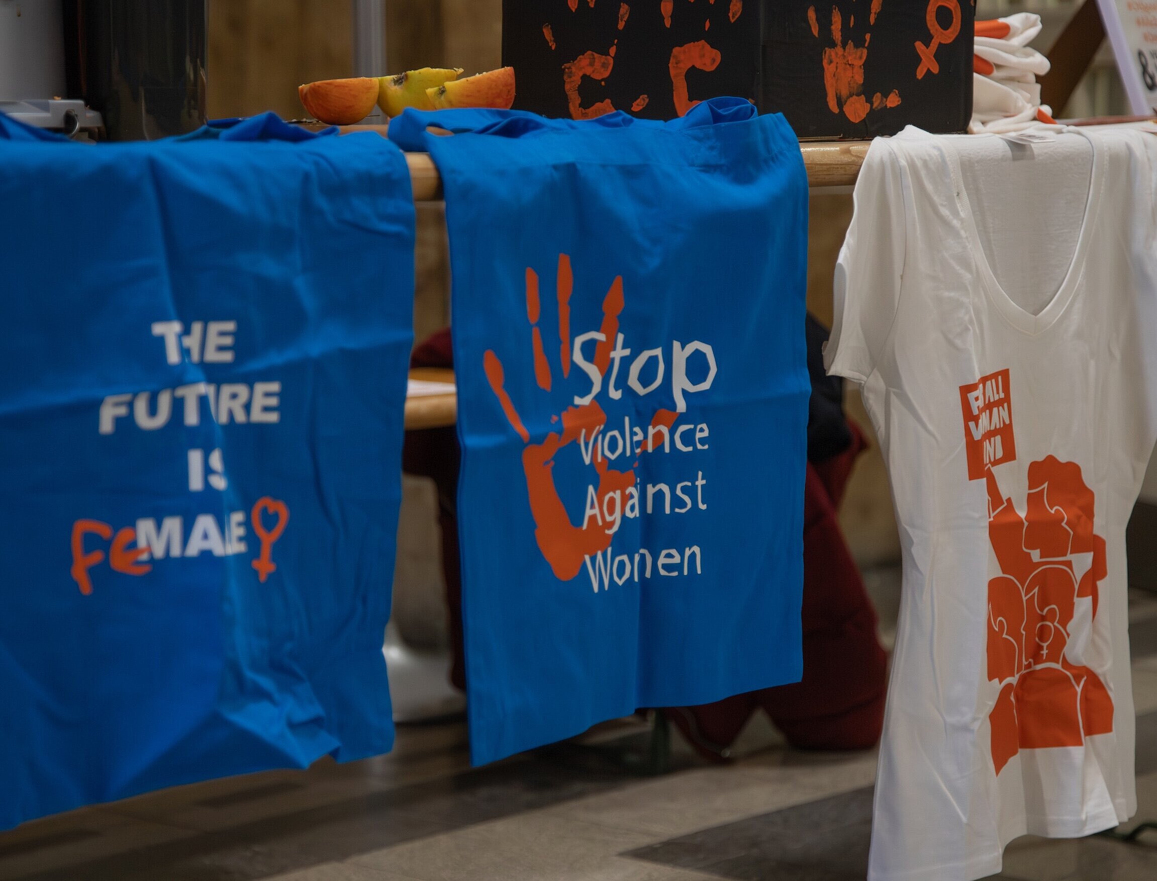 Taschen und Shirts mit Aufschrift zur Thematik