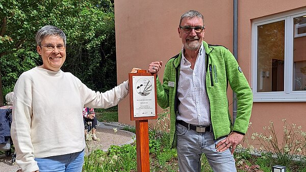 Eva Rühle und Frank Steinke an der Würdigungstafel für Frau Laier