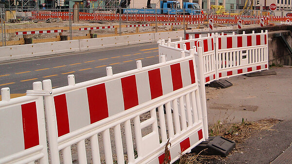 Das Bild zeigt eine Straßenabsperrung