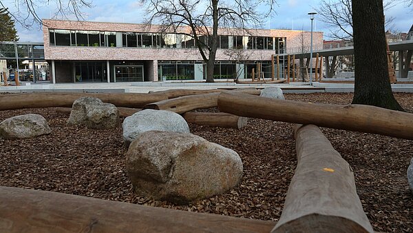 Das Bild zeigt Bewegungselemente im Schulhof der Drais Schule.