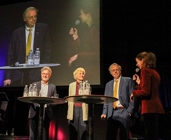 Talkrunde 200 Jahre KIT beim Jahresempfang der Stadt Karlsruhe und des Gemeinderats mit OB Dr. Frank Mentrup,  Prof. Franziska Meinherz, KIT-Präsident Prof. Jan Hesthaven, und Moderatorin Nicole Köster (v.l.).