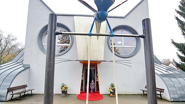 Abbildung der Kindertagesstätte mit Spielbereich.