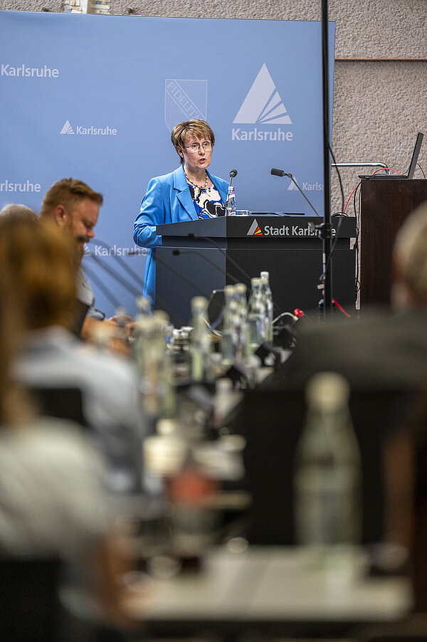 Erste Bürgermeisterin Gabriele Luczak-Schwarz am Rednerpult