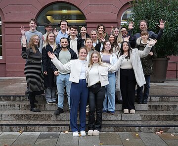 Die Teilnehmerinnen und Teilnehmer des Azubi-Austauschs der Stadt Halle mit Stadträtin Jorinda Fahringer (hinten Mitte) vor dem Rathaus am Marktplatz.