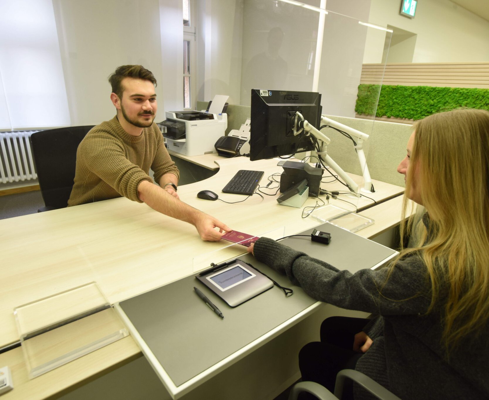 Der Reise-Boom nach der Corona-Pandemie wirkt sich auch auf die Bürgerbüros aus: 2022 wurden dort deutlich mehr Ausweisdokumente als in den Jahren davor abgeholt.