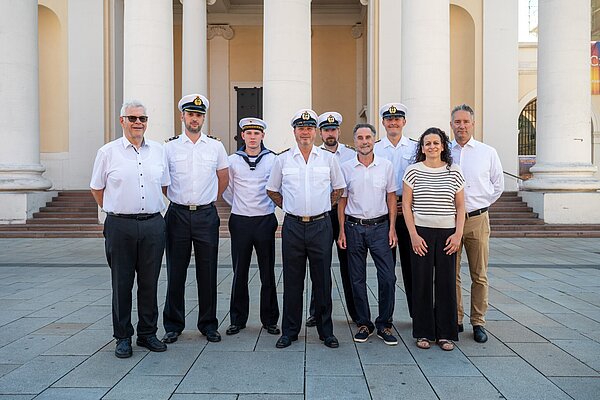 Delegation der Korvette KARLSRUHE bei einem Empfang im Rathaus vor der Stadtkirche