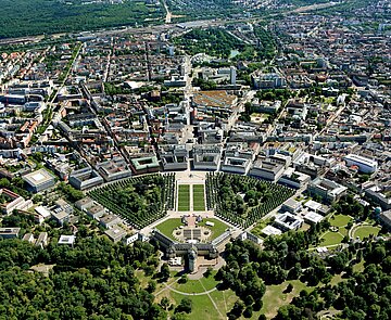 Luftaufnahme der Innenstadt und des Karlsruher Schlosses