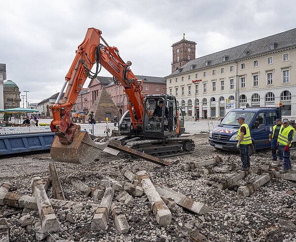 Am 19. April 2023 wurde die ersten Schienen aus der Kaiserstraße entfernt. die Neugestaltung der Fußgängerzone beginnt damit.