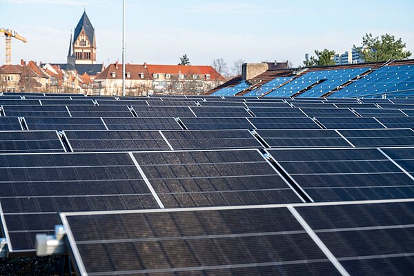 Solaranlage der Kita Monelli, im Hintergrund die Solaranlage auf dem Dach der Weinbrennerschule und der Kirchturm der St. Bonifatiuskirche.