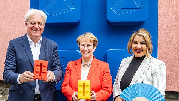 Stephan Bornhöft, Geschäftsführer des Stadtwerke Karlsruhe Netzservice, Gabriele Luczak-Schwarz, Erste Bürgermeisterin Karlsruhes und Iman El Sonbaty, Geschäftsführerin der Stadtwerke Karlsruhe (v.l.), präsentieren die Bausteine zur Eröffnung der Kampagne.