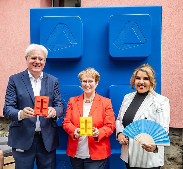 Stephan Bornhöft, Geschäftsführer des Stadtwerke Karlsruhe Netzservice, Gabriele Luczak-Schwarz, Erste Bürgermeisterin Karlsruhes und Iman El Sonbaty, Geschäftsführerin der Stadtwerke Karlsruhe (v.l.), präsentieren die Bausteine zur Eröffnung der Kampagne.