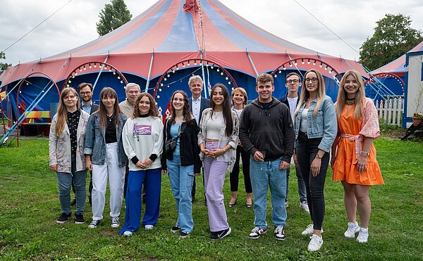 Sommerpraktikantinnen, Stadtrat Aljoscha Löffler, Evelyn Berdeaaux, Dr. Frank Mentrup vor dem Zirkus Maccaroni