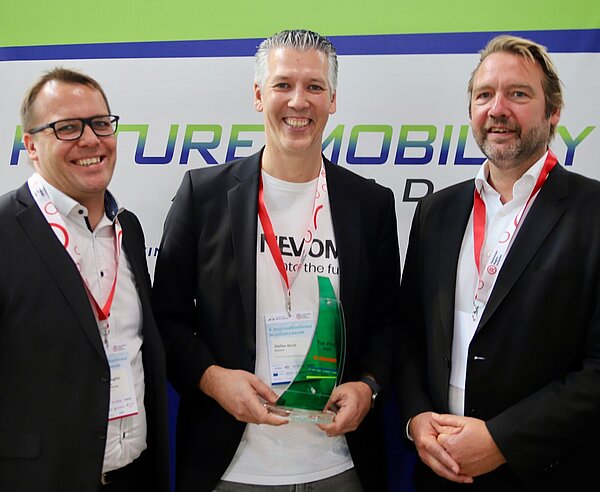 Preisträger ausgezeichnet: „Nevomo“-Mitgründer Stefan Kirch (M.) mit Torben Stieglitz (l.) und Philipp Franke. Foto: Wagner