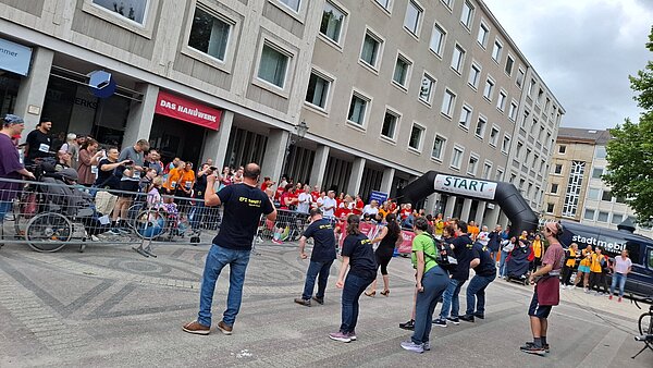 Das Foto zeigt die inklusive Tanzgruppe Evi Tanzt