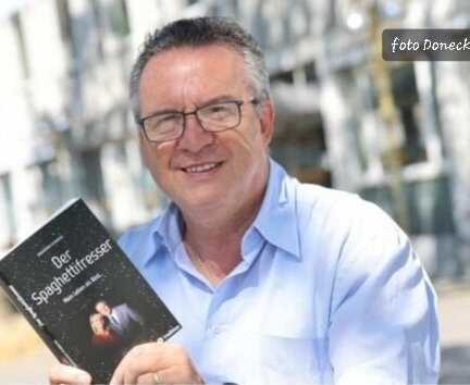 Ein Porträt von Schriftsteller Massimo Ferrini.