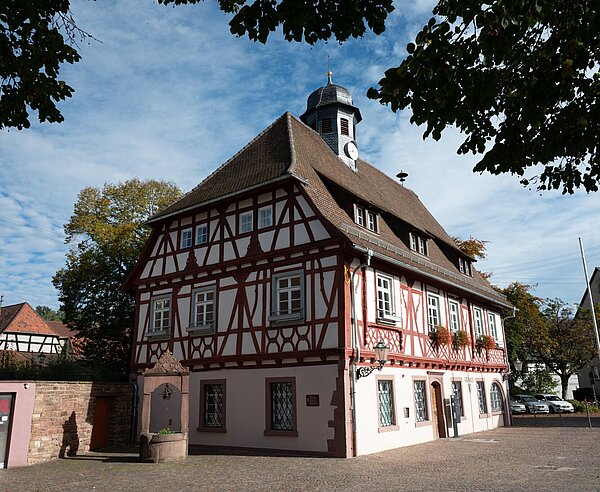Rathaus bei Sonnenschein im Herbst