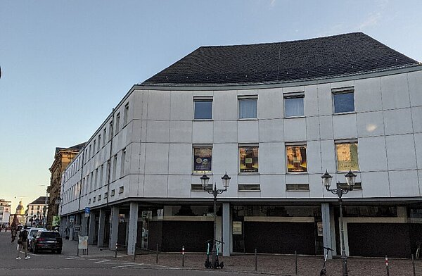 Das Foto zeigt das Regierungspräsidium Karlsruhe