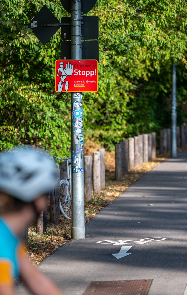 Das Foto zeigt ein Hinweisschild "Geisterradler" am Adenauerring